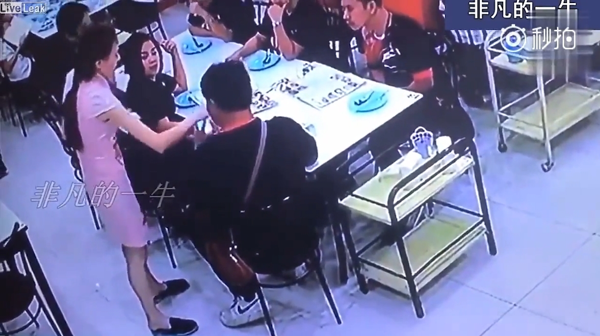 주문 받는 여종업원 스커트 안을 핸드폰으로 촬영하다 걸린 한심한 남성 모습(유튜브 영상 캡처)