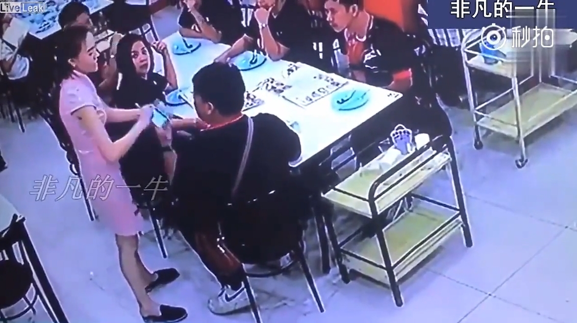 주문 받는 여종업원 스커트 안을 핸드폰으로 촬영하다 걸린 한심한 남성 모습(유튜브 영상 캡처)