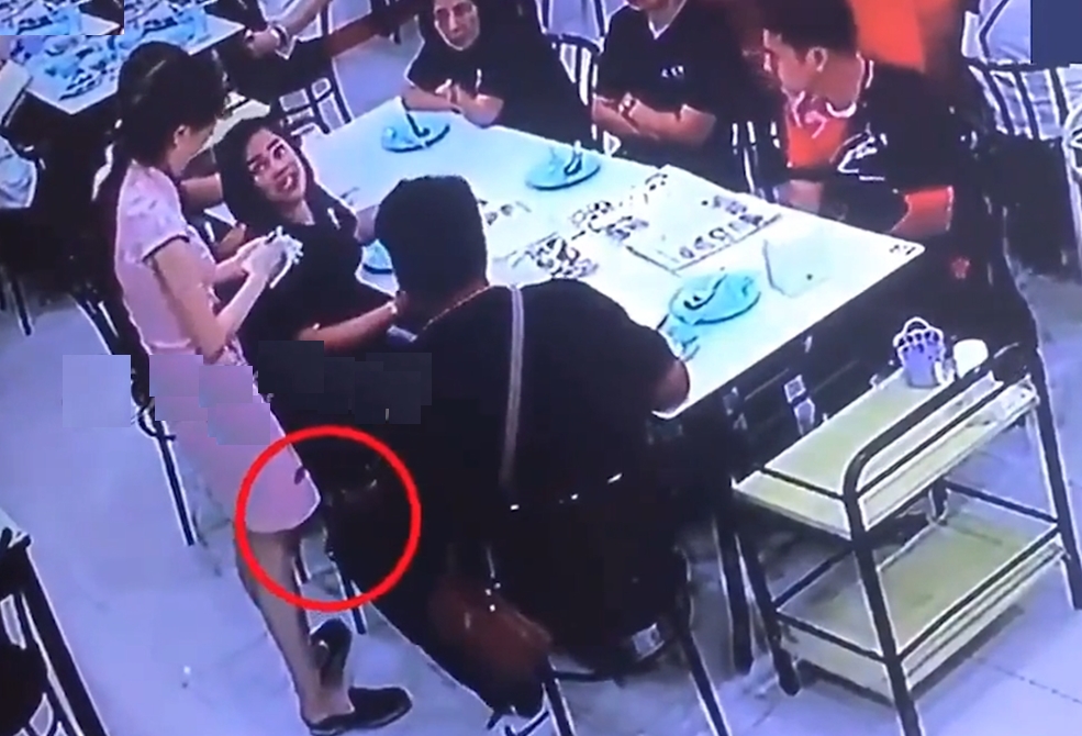 주문 받는 여종업원 스커트 안을 핸드폰으로 촬영하다 걸린 한심한 남성 모습(유튜브 영상 캡처)