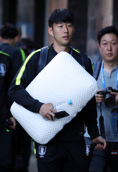 스웨덴과 2018 러시아 월드컵 F조 조별리그 1차전 경기를 앞둔 대한민국 축구대표팀 손흥민이 16일(현지시간) 러시아 니즈니 노브고로드의 숙소에 도착해 로비로 향하고 있다. 2018.6.17  연합뉴스