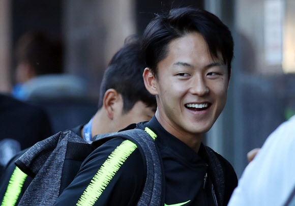 스웨덴과 2018 러시아 월드컵 F조 조별리그 1차전 경기를 앞둔 대한민국 축구대표팀 이승우가 16일(현지시간) 러시아 니즈니 노브고로드의 숙소에 도착해 로비로 향하고 있다. 2018.6.17  연합뉴스