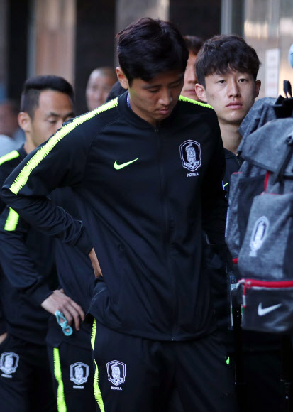 스웨덴과 2018 러시아 월드컵 F조 조별리그 1차전 경기를 앞둔 대한민국 축구대표팀 구자철이 16일(현지시간) 러시아 니즈니 노브고로드의 숙소에 도착해 로비로 향하고 있다. 2018.6.17  연합뉴스