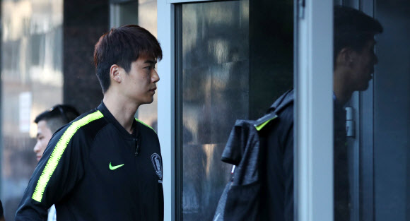 스웨덴과 2018 러시아 월드컵 F조 조별리그 1차전 경기를 앞둔 대한민국 축구대표팀 기성용이 16일(현지시간) 러시아 니즈니 노브고로드의 숙소에 도착해 로비로 향하고 있다. 2018.6.17  연합뉴스