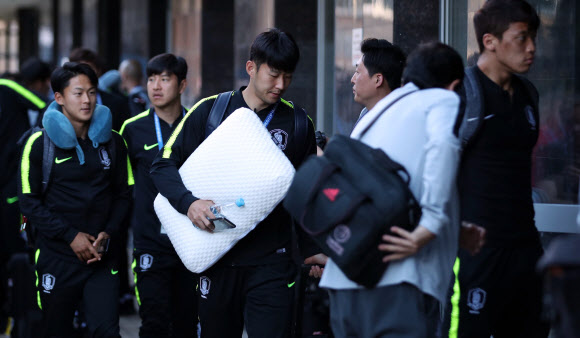 스웨덴과 2018 러시아 월드컵 F조 조별리그 1차전 경기를 앞둔 대한민국 축구대표팀이 16일(현지시간) 러시아 니즈니 노브고로드의 숙소에 도착해 로비로 향하고 있다. 2018.6.17  연합뉴스