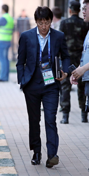 스웨덴과 2018 러시아 월드컵 F조 조별리그 1차전 경기를 앞둔 신태용 축구대표팀 감독이 16일(현지시간) 러시아 니즈니 노브고로드의 숙소에 도착해 로비로 향하고 있다. 2018.6.17  연합뉴스