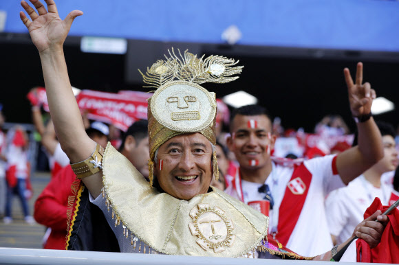 Peru national team‘s fans chee