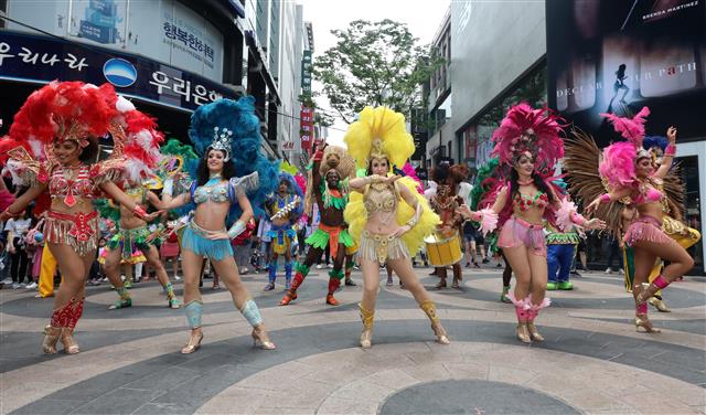 17일 오후 서울 중구 명동 유네스코길에서 열린 삼바 카니발 거리공연에서 정통 삼바 댄서들이 삼바 공연을 선보이고 있다.  롯데월드 어드벤처는 여름 시즌 축제 ‘삼바 카니발’을 오는 23일부터 8월26일까지 65일간 진행한다고 밝혔다. 2018.6.17 뉴스1