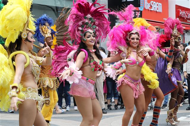 17일 오후 서울 중구 명동 유네스코길에서 열린 삼바 카니발 거리공연에서 정통 삼바 댄서들이 삼바 공연을 선보이고 있다.  롯데월드 어드벤처는 여름 시즌 축제 ‘삼바 카니발’을 오는 23일부터 8월26일까지 65일간 진행한다고 밝혔다. 2018.6.17 뉴스1