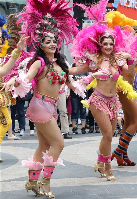 17일 오후 서울 중구 명동 유네스코길에서 열린 삼바 카니발 거리공연에서 정통 삼바 댄서들이 삼바 공연을 선보이고 있다.  롯데월드 어드벤처는 여름 시즌 축제 ‘삼바 카니발’을 오는 23일부터 8월26일까지 65일간 진행한다고 밝혔다. 2018.6.17 뉴스1