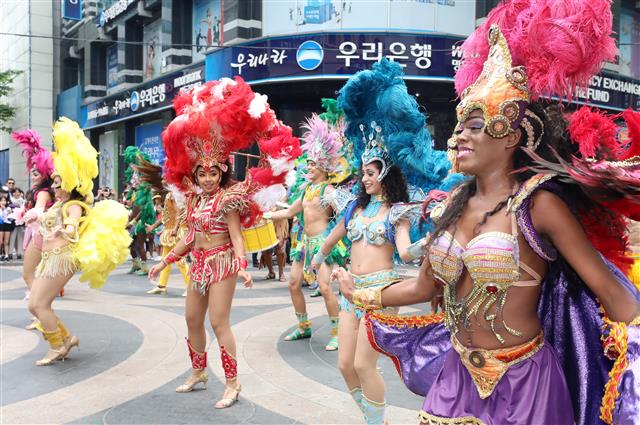17일 오후 서울 중구 명동 유네스코길에서 열린 삼바 카니발 거리공연에서 정통 삼바 댄서들이 삼바 공연을 선보이고 있다.  롯데월드 어드벤처는 여름 시즌 축제 ‘삼바 카니발’을 오는 23일부터 8월26일까지 65일간 진행한다고 밝혔다. 2018.6.17 뉴스1