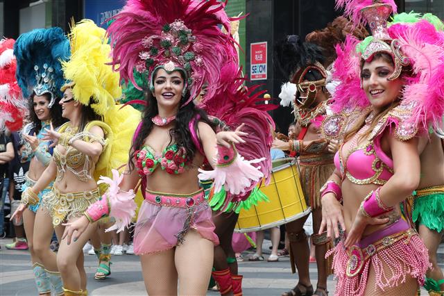 17일 오후 서울 중구 명동 유네스코길에서 열린 삼바 카니발 거리공연에서 정통 삼바 댄서들이 삼바 공연을 선보이고 있다.  롯데월드 어드벤처는 여름 시즌 축제 ‘삼바 카니발’을 오는 23일부터 8월26일까지 65일간 진행한다고 밝혔다. 2018.6.17 뉴스1