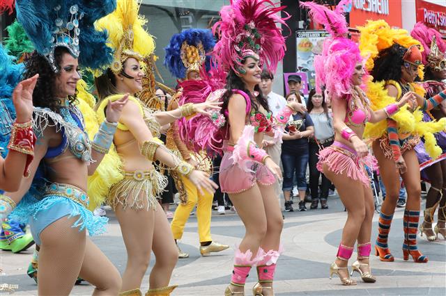 17일 오후 서울 중구 명동 유네스코길에서 열린 삼바 카니발 거리공연에서 정통 삼바 댄서들이 삼바 공연을 선보이고 있다.  롯데월드 어드벤처는 여름 시즌 축제 ‘삼바 카니발’을 오는 23일부터 8월26일까지 65일간 진행한다고 밝혔다. 2018.6.17 뉴스1