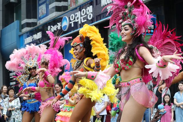 17일 오후 서울 중구 명동 유네스코길에서 열린 삼바 카니발 거리공연에서 정통 삼바 댄서들이 삼바 공연을 선보이고 있다.  롯데월드 어드벤처는 여름 시즌 축제 ‘삼바 카니발’을 오는 23일부터 8월26일까지 65일간 진행한다고 밝혔다. 2018.6.17 뉴스1