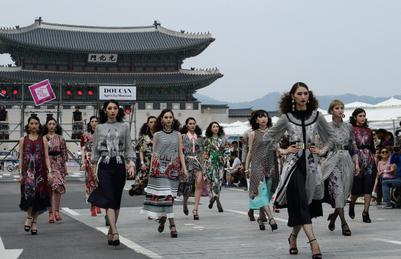 17일 세종대로에서 차없는거리의 날을 맞아서울시 주최로   ‘서울 365 차없는거리 패션쇼’가 열리고 있다. 2018.6.17    이종원 선임기자 jongwon@seoul.co.kr