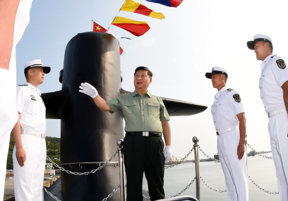 남중국해를 둘러싼 중국과 미국의 갈등이 격화되고 있는 가운데, 시진핑 중국 국가주석이 지난 11일 항공모함 타격 능력을 갖춘 최신예 핵잠수함 창정16호에 올라, 싸워 이길 수 있는 능력을 강화해야 한다고 역설하고 있다. 베이징 신화 연합뉴스