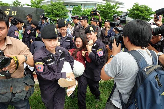 차노크난이 2016년 6월 24일 타이 민주주의를 바라는 퍼포먼스를 하다 무장경찰에 잡혀가고 있는 모습. 차노크난 제공