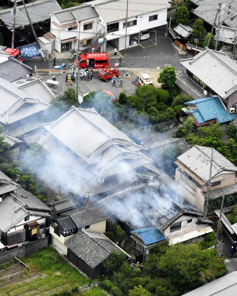 일본 오사카 지진…불타는 주택