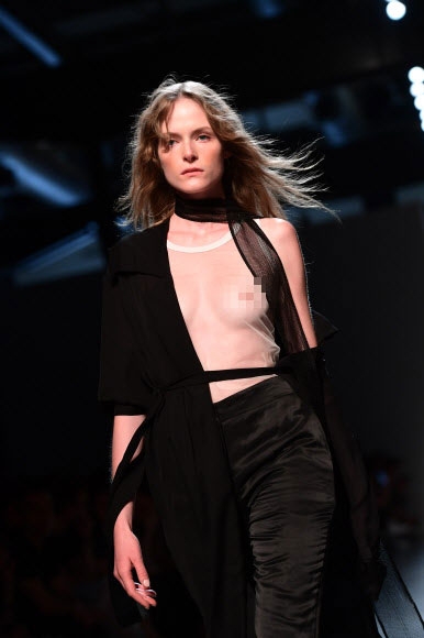 17일(현지시간) 이탈리아 밀라노에서 디자이너 이사벨 베네나토의 2019 봄/여름 컬렉션을 입은 모델이 런웨이를 걷고 있다. <br>AFP 연합뉴스