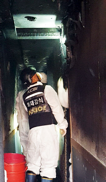 군산 화재현장 살피는 감식반원