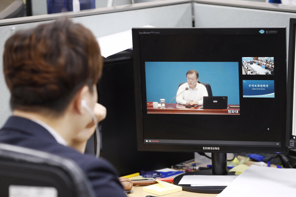 18일 오후 대통령 비서실 직원 전체가 대통령 수석ㆍ보좌관 회의를 직접 온라인으로 생중계를 듣고 있다. 2018. 6. 18 도준석 기자 pado@seoul.co.kr