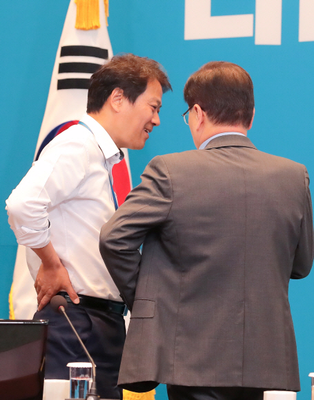 18일 오후 청와대 여민관 대회의실에서 열린 수석보좌관회의에 참석한 정의용(오른쪽) 국가안보실장이 임종석 비서실장과 이야기를 나누고 있다. 2018. 6. 18 도준석 기자 pado@seoul.co.kr
