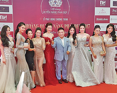 약손명가가 협찬한 ‘베트남 미세쓰 미인 선발대회’의 수상자들이 기념 촬영을 하고 있다. 가운데가 이병철 회장.
