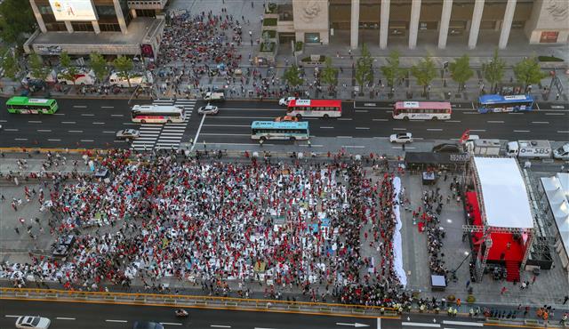2018 러시아 월드컵 F조 조별예선 대한민국과 스웨덴의 경기가 열리는 18일 서울 광화문광장에 경기시작 2시간 전부터 많이 시민들이 모여 거리응원을 준비하고 있다. 2018.6.18 뉴스1