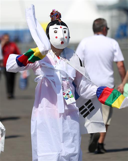 18일 오후(현지시간) 러시아 니즈니 노브고로드 스타디움에서 열린 2018 러시아 월드컵 F조 조별리그 1차전 한국과 스웨덴의 경기에 앞서 경기장을 찾은 한 여성이 각시탈을 쓰고 입장하고 있다. 2018.6.18 뉴스1