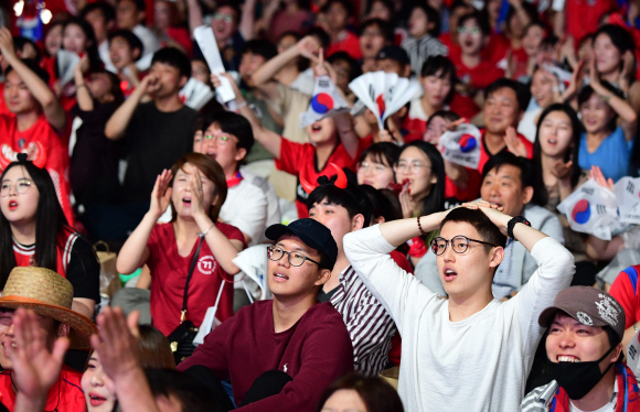 2018러시아 월드컵 대한민국과 스웨덴의 경기가 열린 18일 서울 시청광장에서 시민들이 응원을 하고 있다. 2018. 6. 18  정연호 기자 tpgod@seoul.co.kr