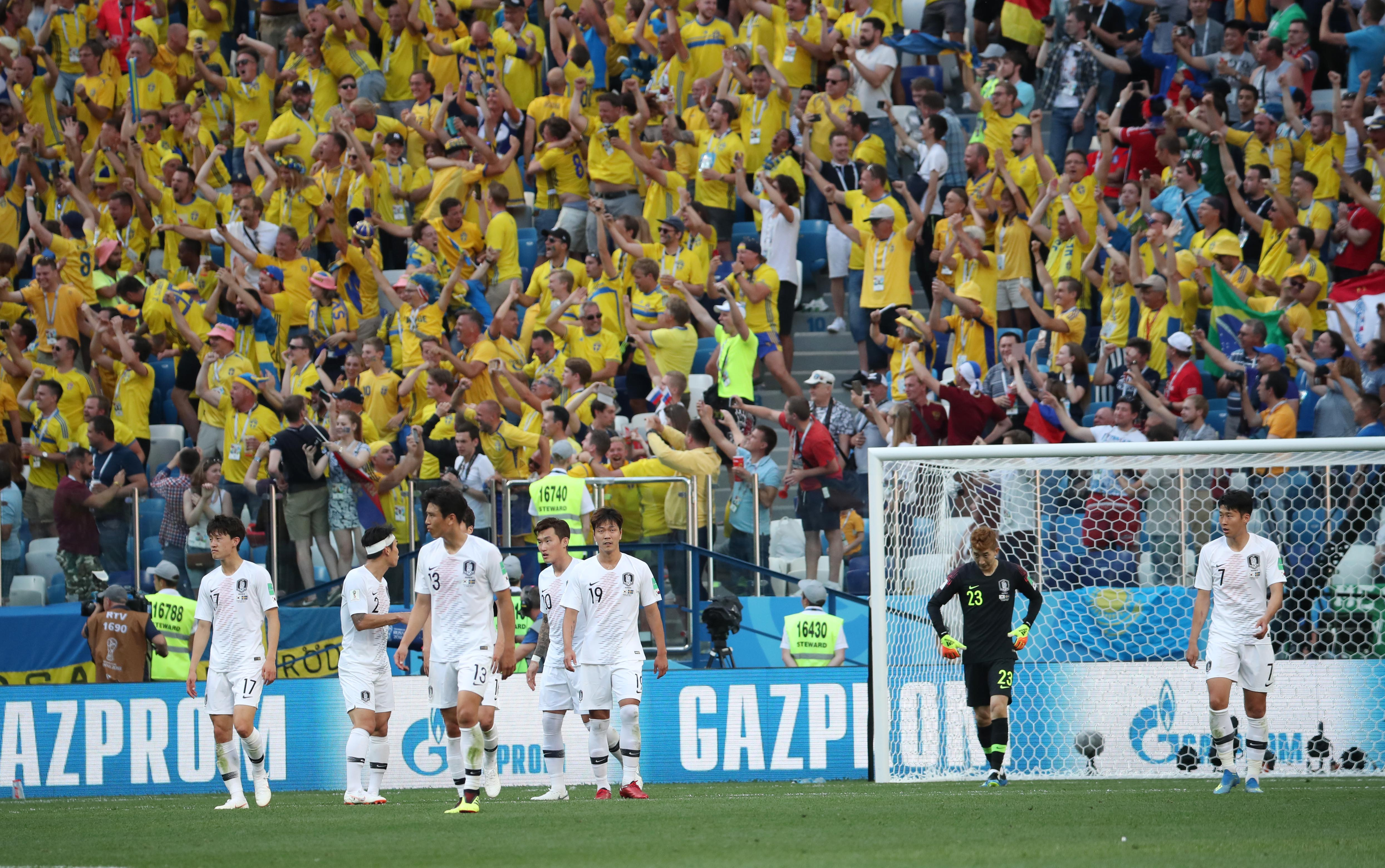 [월드컵] 노란 물결 앞에 고개 숙인 한국 선수들