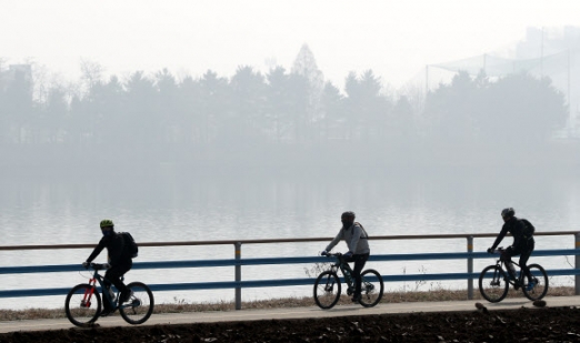 자전거를 타는 사람들. 연합뉴스 자료사진