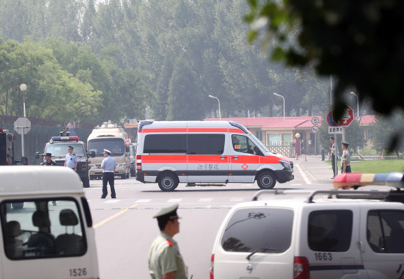 김정은 전용차량 따라가는 구급차량
