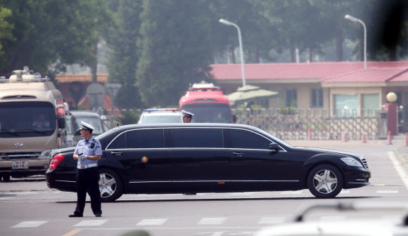 베이징 공항 빠져나가는 김정은 전용차량