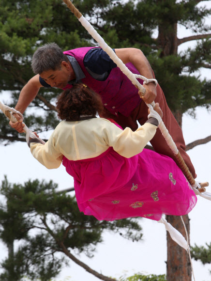 강릉 단오제 절정…그네 타는 시민