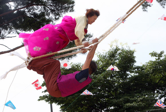 강릉 단오제 절정…그네 타는 시민