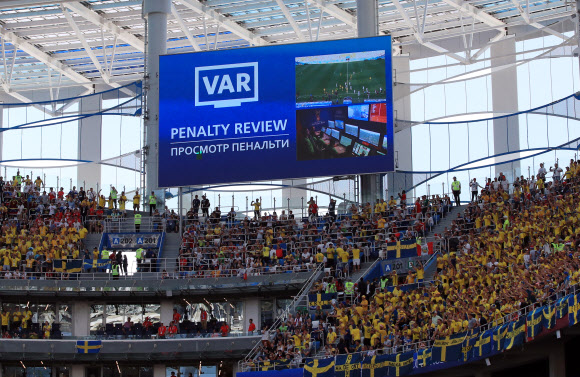 지난 18일 러시아월드컵 F조 1차전 스웨덴과의 경기 후반 18분 김민우의 태클에 빅토르 클라손이 넘어진 뒤 전광판에 비디오판독시스템(VAR) 안내문구가 나타나고 있는 모습.  니즈니노브고로드 타스 연합뉴스