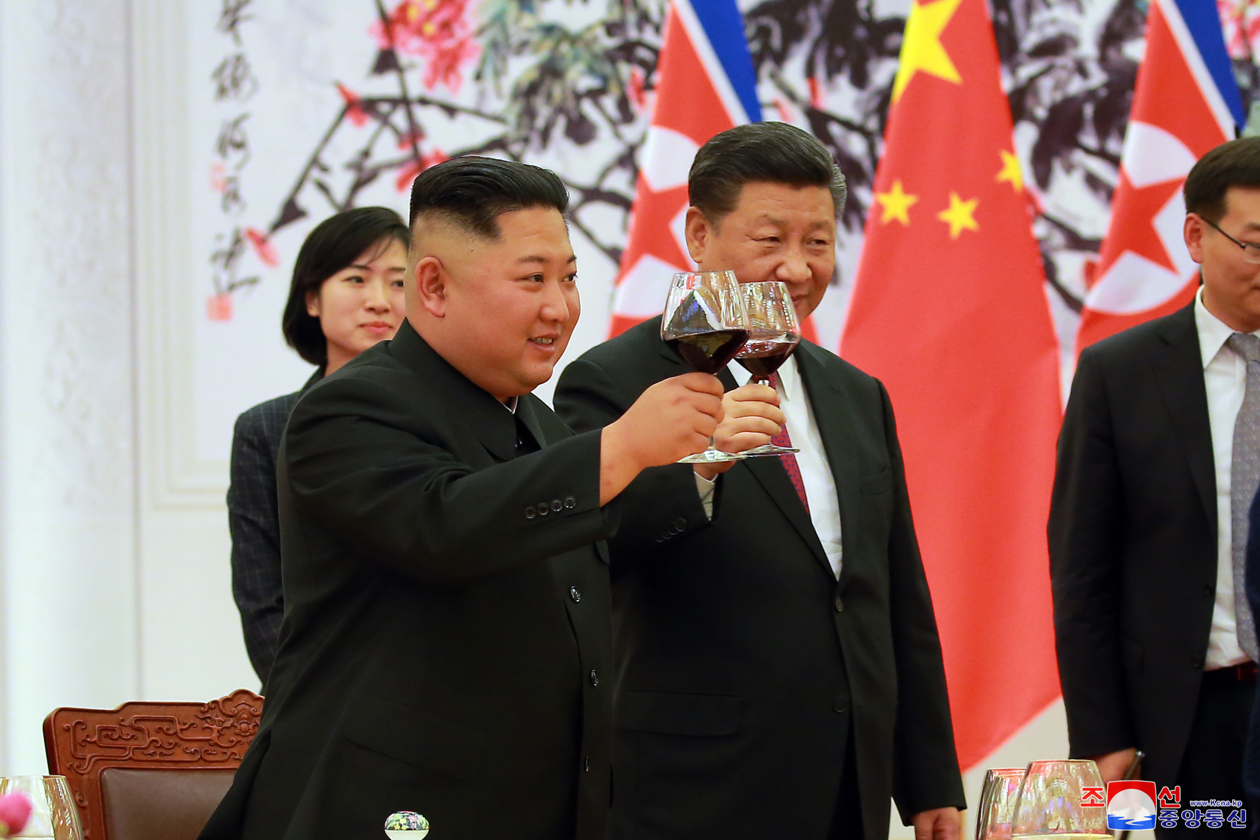 건배하는 김정은 북한 국무위원장