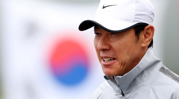 신태용 축구대표팀 감독이 19일(현지시간) 러시아 상트페테르부르크 로모노소프 스파르타크 훈련장으로 들어서고 있다. 2018.6.19  연합뉴스