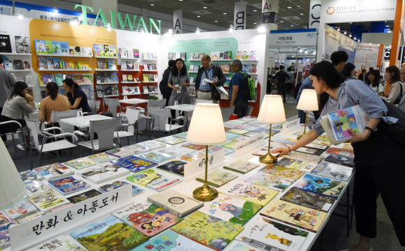 서울국제도서전을 찾은 관람객들이 전시장에 나온 다양한 책들을 살펴보고 있다. 이종원 선임기자 jongwon@seoul.co.kr