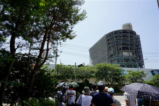 서울화력발전소로 이름을 바꾼 당인리화력발전소가 가림막을 벗고 문화복합 공원으로 개장될 날을 기다리고 있다.