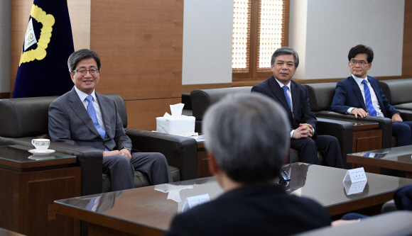 김명수 대법원장(왼쪽)이 20일 오후 서울 서초구 대법원에서 열린 대법관후보추천위원회에 참석해 추천위원들과 이야기를 나누고 있다.  박윤슬 기자 seul@seoul.co.kr