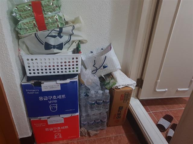 용산 붕괴 사고에서 살아남은 이씨가 임시로 머물고 있는 용산의 한 모텔 입구에 생수와 즉석밥 등 구호 물품이 쌓여 있다.  이근아 기자 leegeunah@seoul.co.kr