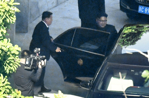 차량에 탑승하는 김정은 북한 국무위원장