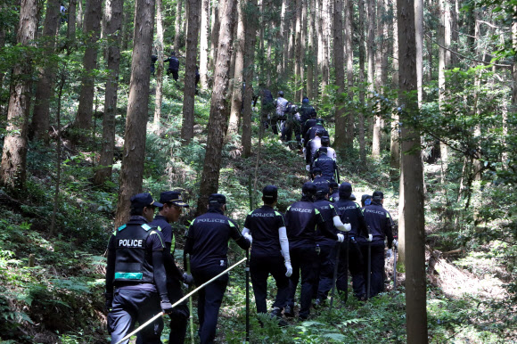 야산에서 여고생 흔적 찾는 경찰