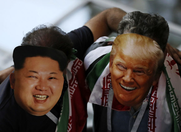 20일(현지시간) 러시아 카잔의 카잔 아레나에서 열린 2018 러시아 월드컵 조별리그 B조 이란과 스페인 경기에서 도널드 트럼프 미국 대통령과 김정은 북한 국무위원장의 가면을 쓴 이란 축구팬들이 응원을 펼치고 있다. AP 연합뉴스