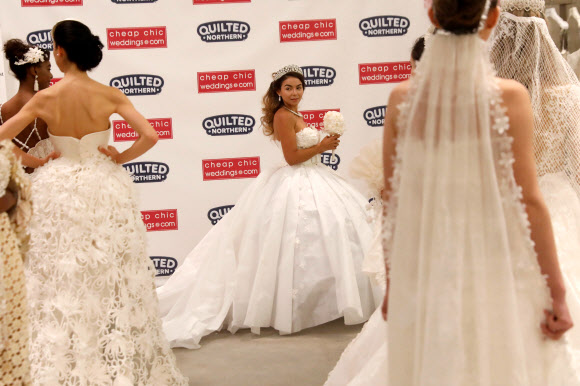 20일(현지시간) 미국 뉴욕 맨해튼에서 열린 ‘제14회 휴지 웨딩 드레스 콘테스트’에서 모델들이 드레스를 선보이고 있다. 로이터 연합뉴스