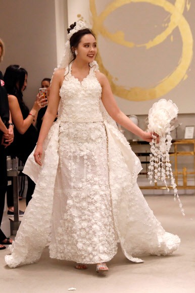 20일(현지시간) 미국 뉴욕 맨해튼에서 열린 ‘제14회 휴지 웨딩 드레스 콘테스트’에서 모델이 드레스를 선보이고 있다. 로이터 연합뉴스