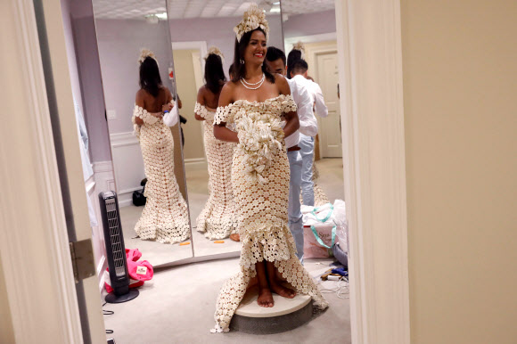 20일(현지시간) 미국 뉴욕 맨해튼에서 열린 ‘제14회 휴지 웨딩 드레스 콘테스트’에서 모델이 드레스를 선보이고 있다. 로이터 연합뉴스