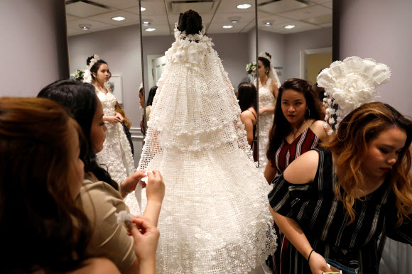 20일(현지시간) 미국 뉴욕 맨해튼에서 열린 ‘제14회 휴지 웨딩 드레스 콘테스트’에서 모델이 드레스를 선보이고 있다. 로이터 연합뉴스