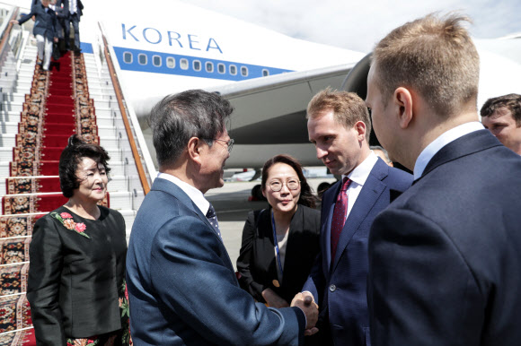 러시아 환영인사들과 인사하는 문 대통령